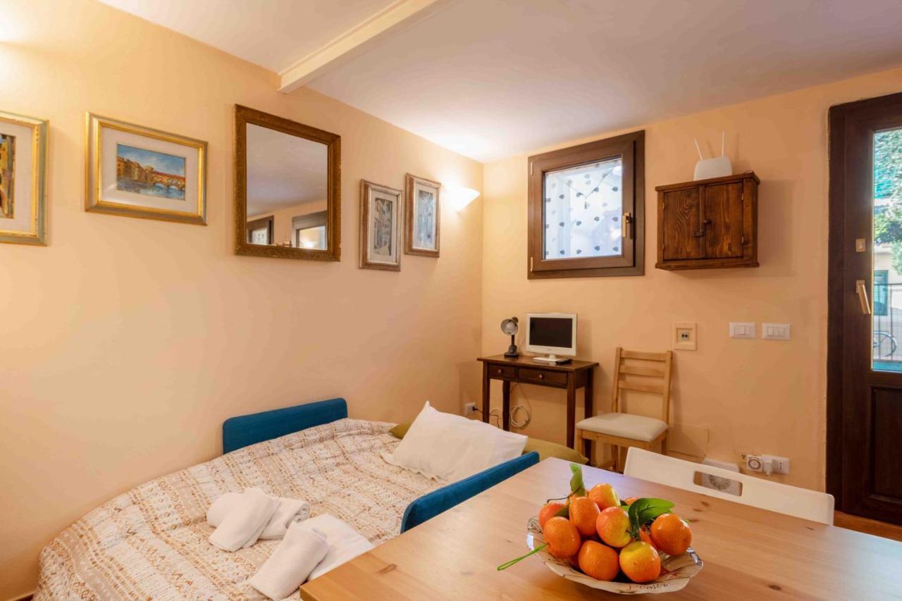 San Frediano Cozy Studio With Private Patio Apartment Firenze Bagian luar foto