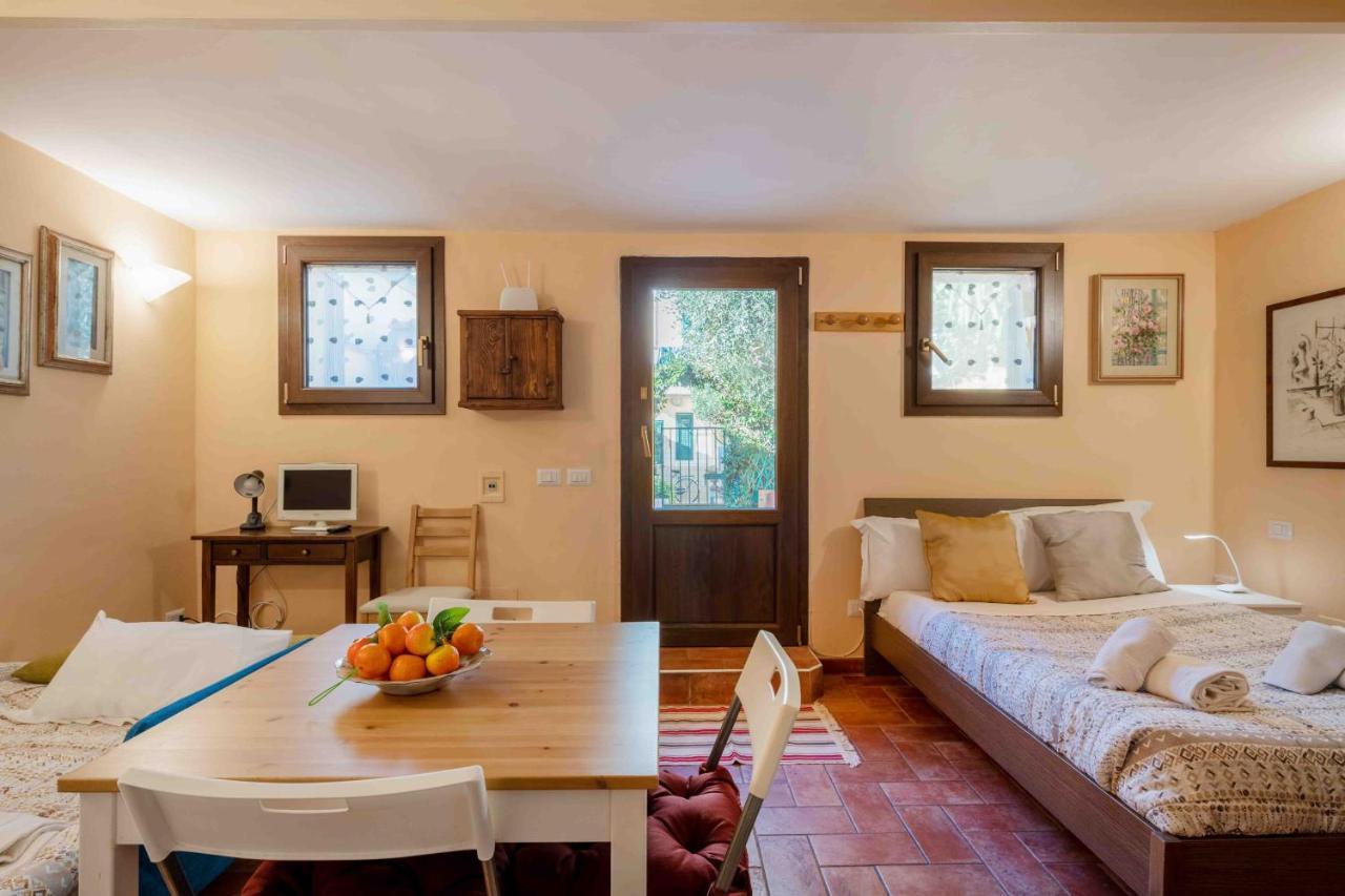 San Frediano Cozy Studio With Private Patio Apartment Firenze Bagian luar foto